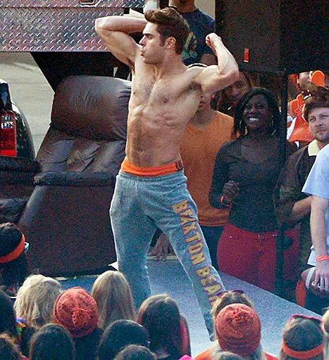 efron dancing shirtless in neighbors 2